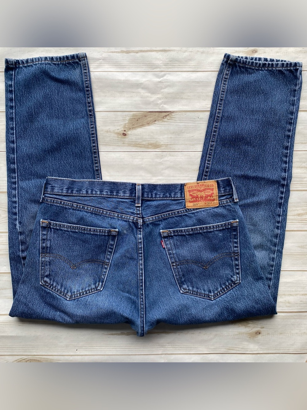 Levi’s 505 Classic regular fit straight leg medium wash denim jeans timeless 35